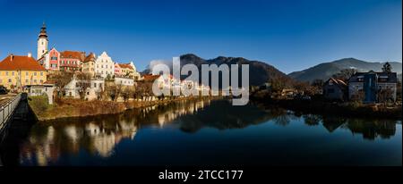 Frohnleiten, Steiermark, Österreich 08.01.2020, Frohnleiten Panorama einer kleinen Stadt oberhalb der Mur in der Steiermark, Österreich. Blick auf die Pfarrkirche, die Stadt und den Fluss Stockfoto