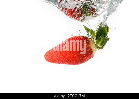 Erdbeere Spritzwasser in das kristallklare Wasser Stockfoto