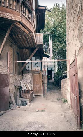 Altes Haus mit Holzbalkon in einem Slum in Georgia im Herbst Stockfoto