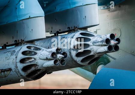 Militär-Raketenwerfer auf dem Flügel eines Flugzeuges aus nächster Nähe Stockfoto