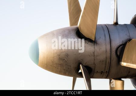 Abstrakter Hintergrund Propellerblätter eines Vintage-Flugzeugs auf blauem Hintergrund isoliert Stockfoto