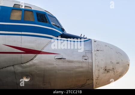 Cockpit eines alten, großen zivilen Flugzeugs, isolierte Nahaufnahme Stockfoto