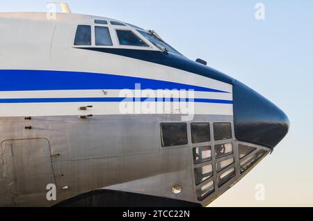 Cockpit eines großen alten zivilen Flugzeugs mit blauen Streifen isolierte Nahaufnahme Stockfoto