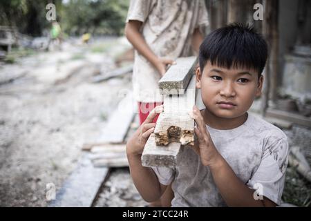 Konzept der Kinderarbeit, arme Kinder als Opfer von Bauarbeit, Menschenhandel, Kindesmisshandlung. Stockfoto