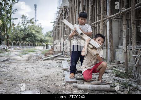 Konzept der Kinderarbeit, arme Kinder als Opfer von Bauarbeit, Menschenhandel, Kindesmisshandlung. Stockfoto