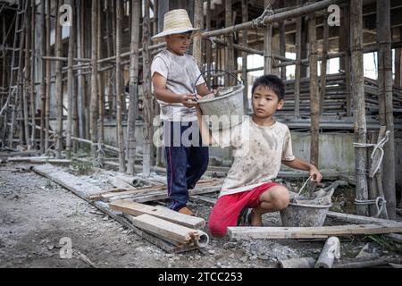 Konzept der Kinderarbeit, arme Kinder als Opfer von Bauarbeit, Menschenhandel, Kindesmisshandlung. Stockfoto