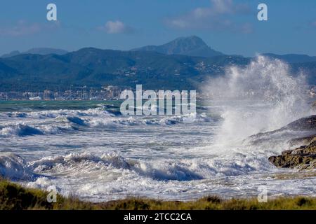 Cam Pastilla.Spain-5. November 2023: Sturm vor der Küste Mallorcas am Ende der Tourismussaison, Wellen krachen am Ufer und fliegendes Spray Stockfoto