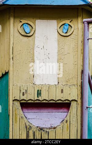 Fassade des Gebäudes mit dem Bild des Gesichts einer Märchenfigur in einem Vergnügungspark Stockfoto