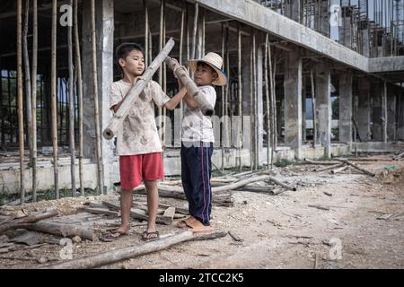 Konzept der Kinderarbeit, arme Kinder als Opfer von Bauarbeit, Menschenhandel, Kindesmisshandlung. Stockfoto