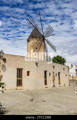 Windmühle in Palma de Mallorca auf der Balearen Insel Mallorca, Spanien an einem sonnigen Tag Stockfoto