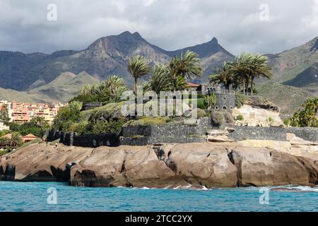 Blick auf die Costa Adeje auf die kanarische Insel teneriffa mit Bergketten im Hintergrund Stockfoto