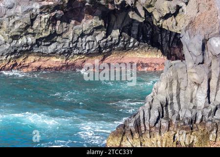 Felsige Küste Los Hervideros im Südwesten der kanarischen Insel Lanzarote, Spanien mit rauem Meer, Lavaböhlen und vielfarbigen vulkanischen Felsen Stockfoto