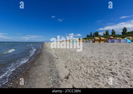 Panoramablick am Strand auf der Insel Poel an der Ostsee, Deutschland mit Liegestühlen und Say Stockfoto