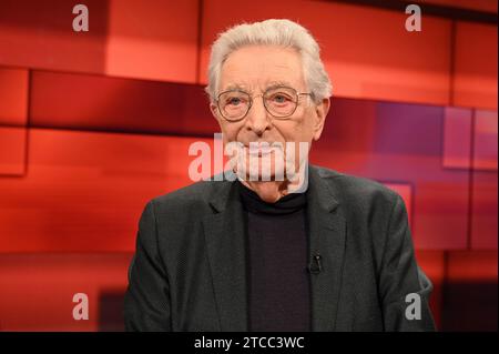 Köln, Deutschland. Dezember 2023. Politiker Gerhart Baum, ehemaliger Bundesinnenminister und Rechtsanwalt, als Gast in der ARD-Talkshow Hart aber fair zum Thema '2023 - ein Jahr, das uns die Angst lehrt' Credit: Horst Galuschka//Horst Galuschka/dpa/Alamy Live News Stockfoto