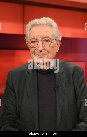 Köln, Deutschland. Dezember 2023. Politiker Gerhart Baum, ehemaliger Bundesinnenminister und Rechtsanwalt, als Gast in der ARD-Talkshow Hart aber fair zum Thema '2023 - ein Jahr, das uns die Angst lehrt' Credit: Horst Galuschka//Horst Galuschka/dpa/Alamy Live News Stockfoto