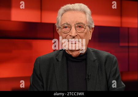 Köln, Deutschland. Dezember 2023. Politiker Gerhart Baum, ehemaliger Bundesinnenminister und Rechtsanwalt, als Gast in der ARD-Talkshow Hart aber fair zum Thema '2023 - ein Jahr, das uns die Angst lehrt' Credit: Horst Galuschka//Horst Galuschka/dpa/Alamy Live News Stockfoto