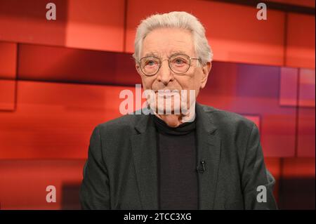 Köln, Deutschland. Dezember 2023. Politiker Gerhart Baum, ehemaliger Bundesinnenminister und Rechtsanwalt, als Gast in der ARD-Talkshow Hart aber fair zum Thema '2023 - ein Jahr, das uns die Angst lehrt' Credit: Horst Galuschka//Horst Galuschka/dpa/Alamy Live News Stockfoto