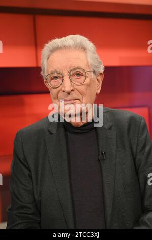 Köln, Deutschland. Dezember 2023. Politiker Gerhart Baum, ehemaliger Bundesinnenminister und Rechtsanwalt, als Gast in der ARD-Talkshow Hart aber fair zum Thema '2023 - ein Jahr, das uns die Angst lehrt' Credit: Horst Galuschka//Horst Galuschka/dpa/Alamy Live News Stockfoto