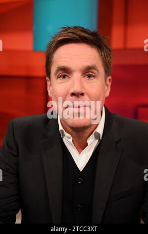 Köln, Deutschland. Dezember 2023. Autor und Journalist Markus Feldenkirchen, Redakteur im Hauptstadtbüro DES SPIEGELS, als Gast in der ARD-Talkshow Hart aber fair zum Thema '2023 - ein Jahr, das uns die Angst lehrt' Credit: Horst Galuschka//Horst Galuschka/dpa/Alamy Live News Stockfoto