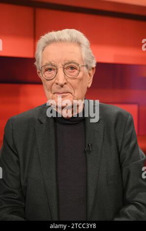 Köln, Deutschland. Dezember 2023. Politiker Gerhart Baum, ehemaliger Bundesinnenminister und Rechtsanwalt, als Gast in der ARD-Talkshow Hart aber fair zum Thema '2023 - ein Jahr, das uns die Angst lehrt' Credit: Horst Galuschka//Horst Galuschka/dpa/Alamy Live News Stockfoto