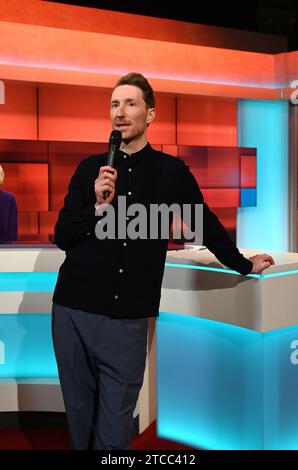 Köln, Deutschland. Dezember 2023. Moderator Louis Klamroth in seiner ARD-Talkshow Hart aber fair zum Thema '2023 - ein Jahr, das uns lehrt zu Angst' Credit: Horst Galuschka/dpa/Horst Galuschka dpa/Alamy Live News Stockfoto