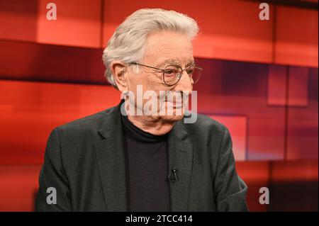 Köln, Deutschland. Dezember 2023. Politiker Gerhart Baum, ehemaliger Bundesinnenminister und Rechtsanwalt, als Gast in der ARD-Talkshow Hart aber fair zum Thema '2023 - ein Jahr, das uns die Angst lehrt' Credit: Horst Galuschka//Horst Galuschka/dpa/Alamy Live News Stockfoto