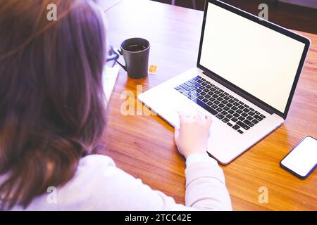 Computer-Modell Bild leerer Bildschirm mit weißem Hintergrund für Werbung, mit Hand mit Laptop Kontakt Geschäftssuche Informationen auf Schreibtisch Stockfoto