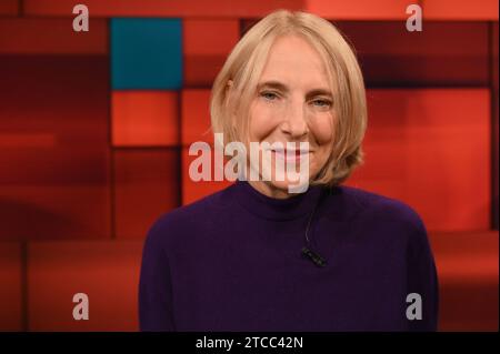 Köln, Deutschland. Dezember 2023. Journalistin Katrin Eigendorf, Kriegsberichterstatterin und internationale Sonderberichterstatterin des ZDF, als Gast in der ARD-Talkshow Hart aber fair zum Thema '2023 - ein Jahr, das uns die Angst lehrt' Credit: Horst Galuschka//Horst Galuschka/dpa/Alamy Live News Stockfoto