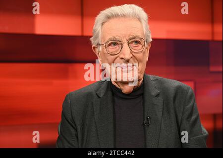 Köln, Deutschland. Dezember 2023. Politiker Gerhart Baum, ehemaliger Bundesinnenminister und Rechtsanwalt, als Gast in der ARD-Talkshow Hart aber fair zum Thema '2023 - ein Jahr, das uns die Angst lehrt' Credit: Horst Galuschka//Horst Galuschka/dpa/Alamy Live News Stockfoto