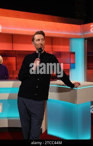 Köln, Deutschland. Dezember 2023. Moderator Louis Klamroth in seiner ARD-Talkshow Hart aber fair zum Thema '2023 - ein Jahr, das uns lehrt zu Angst' Credit: Horst Galuschka/dpa/Alamy Live News Stockfoto