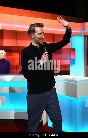Köln, Deutschland. Dezember 2023. Moderator Louis Klamroth in seiner ARD-Talkshow Hart aber fair zum Thema '2023 - ein Jahr, das uns lehrt zu Angst' Credit: Horst Galuschka/dpa/Horst Galuschka dpa/Alamy Live News Stockfoto