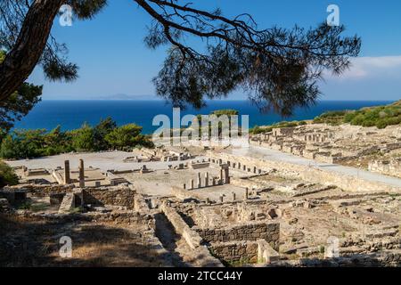 Blick von der Ausgrabungsstätte der antiken Stadt Kamiros an der Westseite der Insel Rhodos, Griechenland am Meer der Ägiden Stockfoto