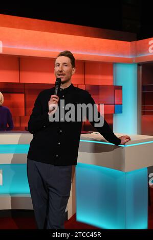 Köln, Deutschland. Dezember 2023. Moderator Louis Klamroth in seiner ARD-Talkshow Hart aber fair zum Thema '2023 - ein Jahr, das uns lehrt zu Angst' Credit: Horst Galuschka/dpa/Horst Galuschka dpa/Alamy Live News Stockfoto