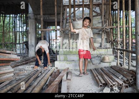 Konzept der Kinderarbeit, arme Kinder als Opfer von Bauarbeit, Menschenhandel, Kindesmisshandlung. Stockfoto