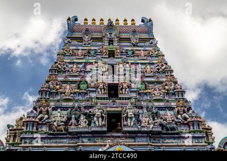 Hindu-Tempel mit farbenfroher Fassade, genannt Arulmihu Navasakti Vinayagar-Tempel in Victoria auf der seychellischen Insel mahe Stockfoto