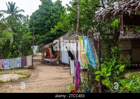 Dorf mit Holzhütten und bunten Handtüchern zum Verkauf im Lokobe Naturreservat in Madagaskar, Nosy Be Stockfoto