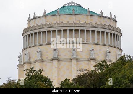 Nahaufnahme der Befreiungshalle in Kelheim, Bayern, Deutschland an der Donau mit herbstlichen Bäumen Stockfoto