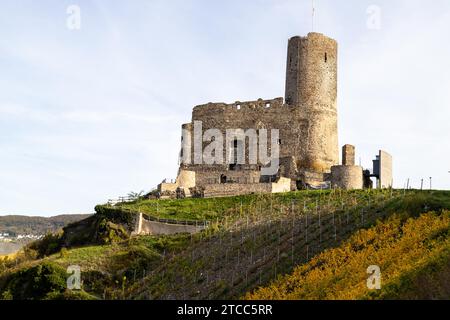 Malerischer Blick auf Burg Landshut in Bernkastel-Kues an der Mosel im Herbst mit bunten Weinberge Stockfoto