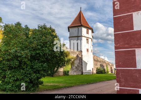 Äußere Befestigungsmauer mit Turm der Burg Wilhelmsburg in Schmalkalden, Thüringen Stockfoto