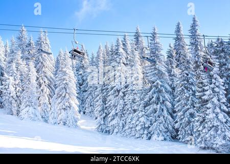 Panorama des Skigebiets Kopaonik, Serbien, Piste, Sessellift und Bäume mit Schnee bedeckt Stockfoto