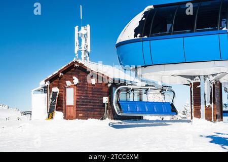Bild eines Skiresorts mit leerem Sessellift an der Hochstation, sonniger Wintertag Stockfoto