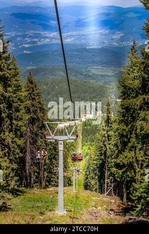 Dobrinishte, Bulgarien, 28. Mai 2016: Bergquelle, Sommerlandschaft mit Dobrinishte Sessellift bei Bansko Stockfoto