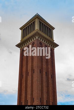 Ein Bild von einem der beiden venezianischen Türme (Torres Venecianes) von Barcelona Stockfoto