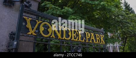 Ein Bild eines Metalltores, das den Eingang zum Vondelpark (Amsterdam) markiert Stockfoto