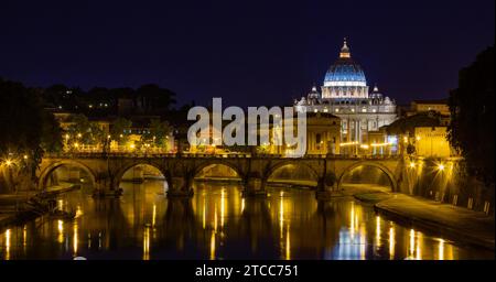 Ein Bild von der St. Angelo Bridge und die St. Petersdom bei Nacht Stockfoto
