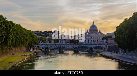 Ein Bild des Sonnenuntergangs über der St. Angelo Bridge und die St. Petersdom Stockfoto