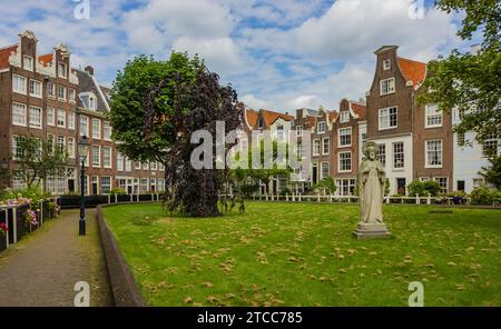 Ein Bild vom Begijnhof, einem versteckten Juwel von Amsterdam Stockfoto