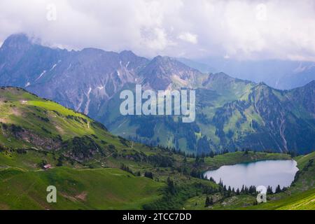 Panorama vom Zeigersattel bis zum Seealpsee, hinten links die Hoefats 2259m, Allgaeu Alpen, Allgaeu, Bayern, Deutschland Stockfoto