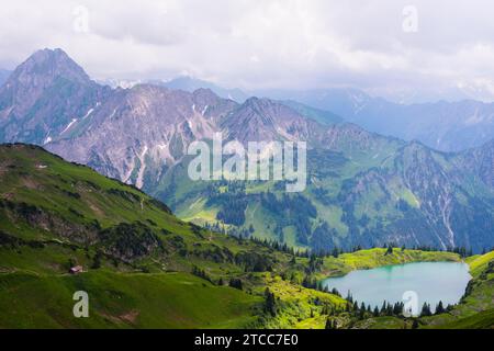 Panorama vom Zeigersattel bis zum Seealpsee, hinten links die Hoefats 2259m, Allgaeu Alpen, Allgaeu, Bayern, Deutschland Stockfoto