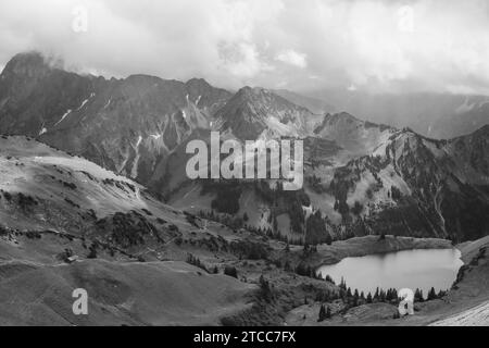 Panorama vom Zeigersattel bis zum Seealpsee, hinten links die Hoefats 2259m, Allgaeu Alpen, Allgaeu, Bayern, Deutschland Stockfoto